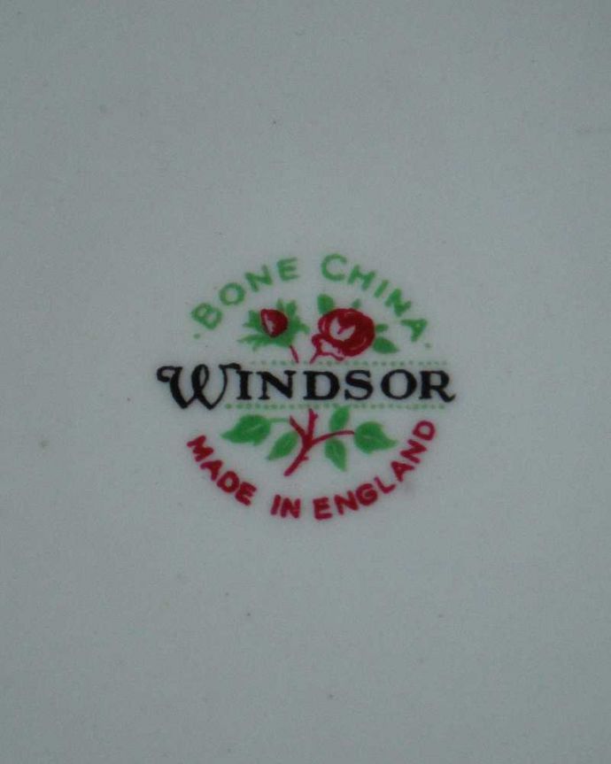 アンティーク 陶磁器の雑貨　アンティーク雑貨　イギリスで見つけたボーンチャイナのバラプレート（WINDSOR）。裏側には品質の証ひっくり返して見ると、こんな感じのポーセリンマークを見つけることが出来ます。(m-2186-z)