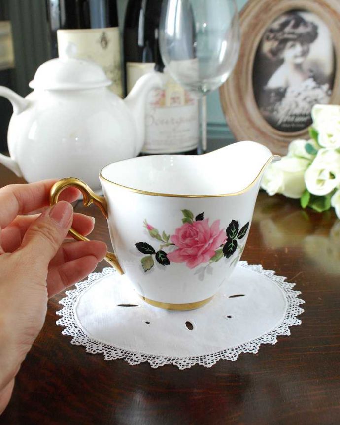 アンティーク 陶磁器の雑貨　アンティーク雑貨　ピンクの薔薇がエレガントなアンティークミルクポット（ボーンチャイナ）。自分だけの使い方で使ってみましょうたっぷりミルクが注げるように、英国のミルクピッチャーのサイズは他の国のものと比べて大きめに作られていて実用的。(m-2188-z)