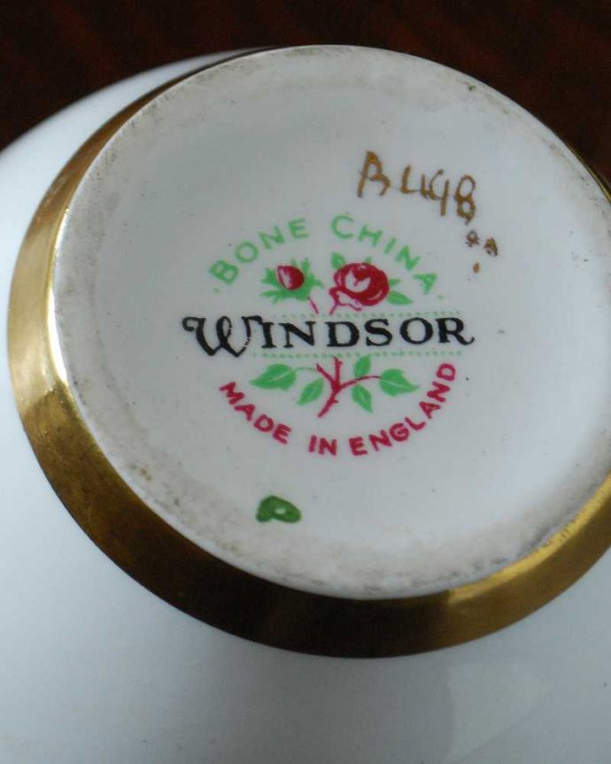 アンティーク 陶磁器の雑貨　アンティーク雑貨　ピンクの薔薇がエレガントなアンティークミルクポット（ボーンチャイナ）。裏側にポーセリンマーク製造メーカー保証の意味がこもった窯印、こんなポーセリンマークがあります。(m-2188-z)