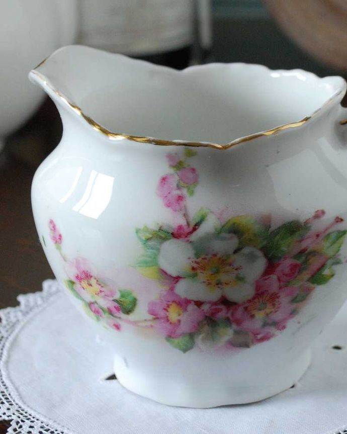 アンティーク 陶磁器の雑貨　アンティーク雑貨　可憐なお花が可愛いイギリスアンティークミルクポット（ピンクと白のお花）。英国のお茶の時間に欠かせないミルクピッチャー紅茶を愛する英国ののお茶の時間に欠かせないミルクティーのために作られた陶磁器のミルクピッチャー。(m-2190-z)