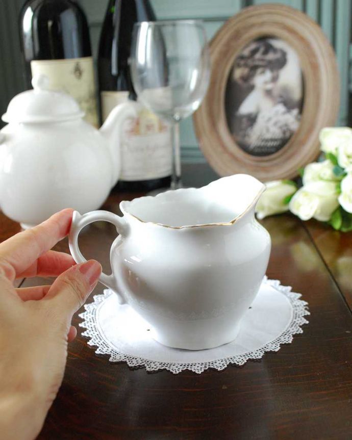 アンティーク 陶磁器の雑貨　アンティーク雑貨　可憐なお花が可愛いイギリスアンティークミルクポット（ピンクと白のお花）。自分だけの使い方で使ってみましょうたっぷりミルクが注げるように、英国のミルクピッチャーのサイズは他の国のものと比べて大きめに作られていて実用的。(m-2190-z)