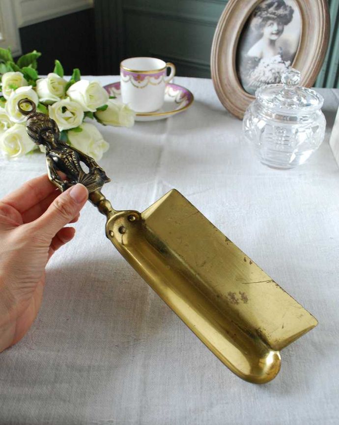 英国アンティーク、真鍮製のポンパドール夫人のダストパン（パンくず