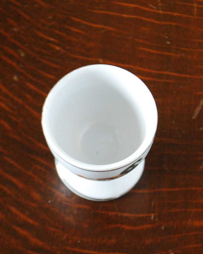 アンティーク 陶磁器の雑貨　アンティーク雑貨　鶏がデザインされたアンティークエッグスタンド（エッグカップ）。アンティークなので多少のキズ・汚れがある場合があります。(m-2201-z)