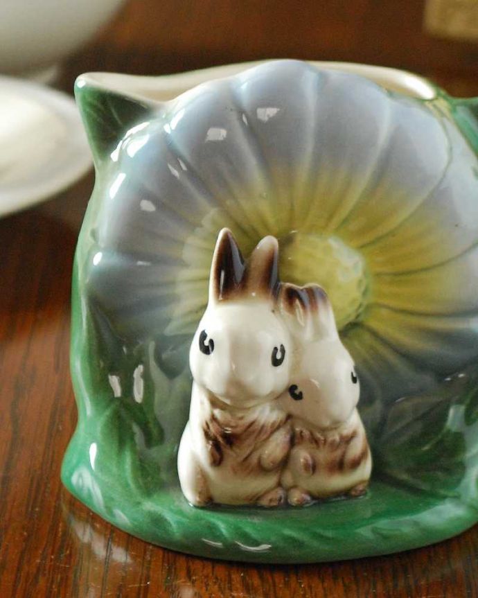 アンティーク 陶磁器の雑貨 アンティーク雑貨 HORNSEA社のお花×可愛いウサギのアンティークミルクポット。お茶の時間に欠かせないミルクピッチャー紅茶を愛する英国のお茶の時間に欠かせないミルクティーのために作られた陶磁器のミルクピッチャー。(m-2207-z)