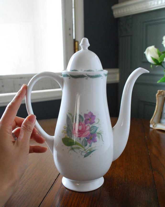 スージークーパー　アンティーク雑貨　スージークーパーの「フレグランス」シリーズ、バラとすみれがキレイなアンティークポット。自分だけの使い方で使ってみましょうたっぷり紅茶が注げるサイズ。(m-2209-z)