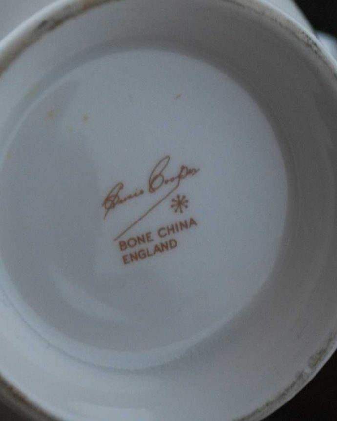 スージークーパー　アンティーク雑貨　スージークーパーの「フレグランス」シリーズ、バラとすみれがキレイなアンティークポット。裏側には品質の証製造メーカー保証の意味がこもった窯印、ポーセリンマークがあります。(m-2209-z)