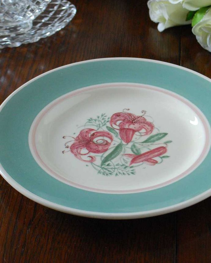 スージークーパー　アンティーク雑貨　ユリのモチーフが美しいスージークーパーのアンティークプレート。戦時下にデザインされた美しく咲く百合見事に咲き誇るオニユリがデザインされた「タイガーリリー」。(m-2217-z)