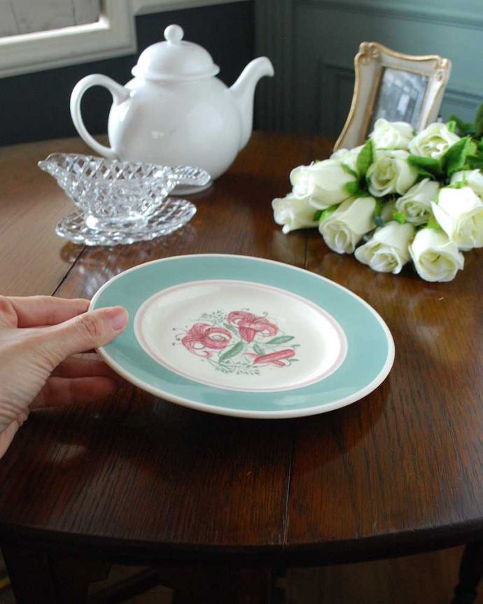 スージークーパー　アンティーク雑貨　ユリのモチーフが美しいスージークーパーのアンティークプレート。飾って使って楽しむアンティーク食卓で使うのはもちろん、スージークーパーの作品として飾っておくコレクターも多いプレートです。(m-2217-z)