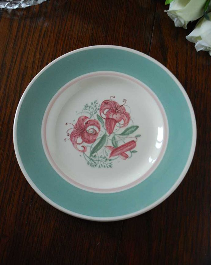 スージークーパー　アンティーク雑貨　ユリのモチーフが美しいスージークーパーのアンティークプレート。上から見るとこんな感じです状態のいいものだけを選んでいますが、アンティークなのでキズや欠けがある場合があります。(m-2217-z)