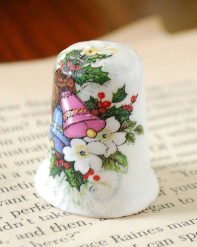 アンティーク 陶磁器の雑貨　アンティーク雑貨　ピンクとブルーのベルが可愛い、イギリスアンティークのボーンチャイナのシンブル。幸運を呼ぶ女性のためのコレクションアイテムシンブルとは、上流階級の女性がたしなみとして行ったお裁縫の時に使った指ぬきのこと。(m-2225-z)