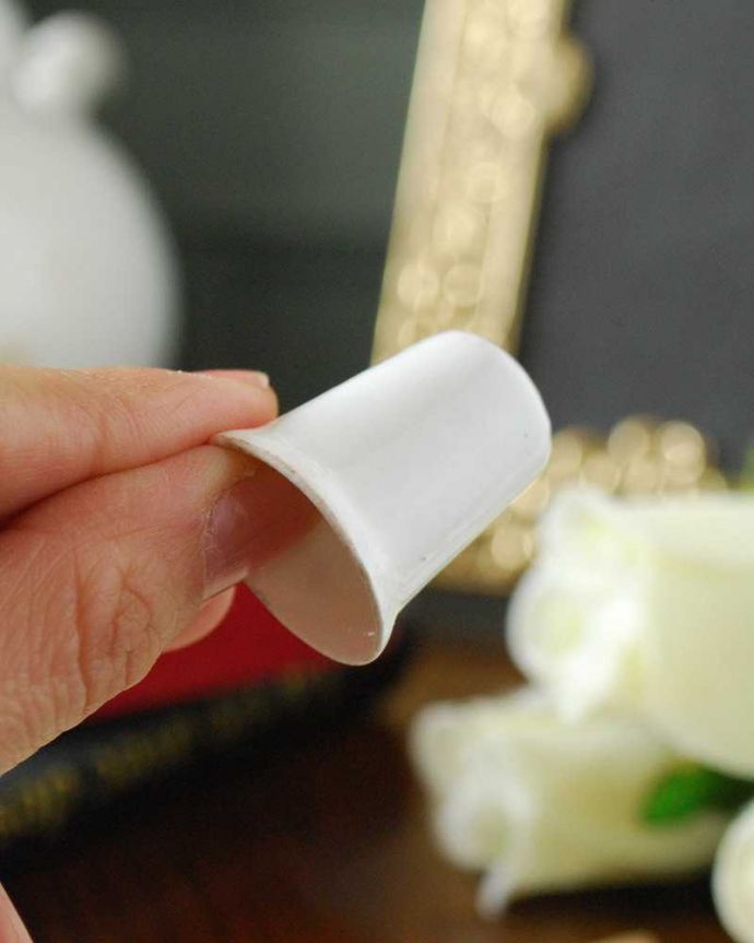 アンティーク 陶磁器の雑貨　アンティーク雑貨　ピンクとブルーのベルが可愛い、イギリスアンティークのボーンチャイナのシンブル。コレクションしたくなる可愛らしさ指の帽子（finger hat)とも呼ばれるコロンとした形。(m-2225-z)