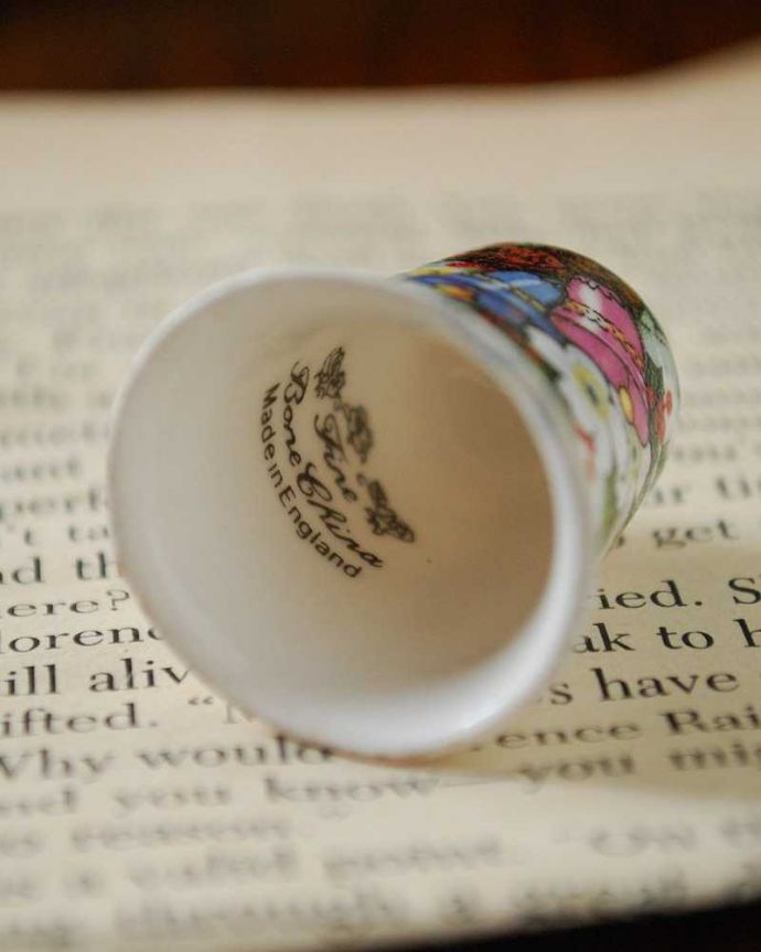 アンティーク 陶磁器の雑貨　アンティーク雑貨　ピンクとブルーのベルが可愛い、イギリスアンティークのボーンチャイナのシンブル。キレイなものだけを買い付けていますアンティークは新品ではなので多少のキズ・汚れがある場合がありますが、キレイなもを買い付けてきました。(m-2225-z)