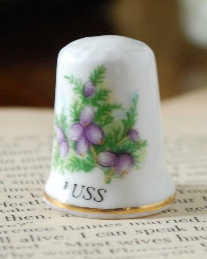 アンティーク 陶磁器の雑貨　アンティーク雑貨　小さなお花の絵柄が可愛い、ボーンチャイナのアンティークシンブル。幸運を呼ぶ女性のためのコレクションアイテムシンブルとは、上流階級の女性がたしなみとして行ったお裁縫の時に使った指ぬきのこと。(m-2227-z)