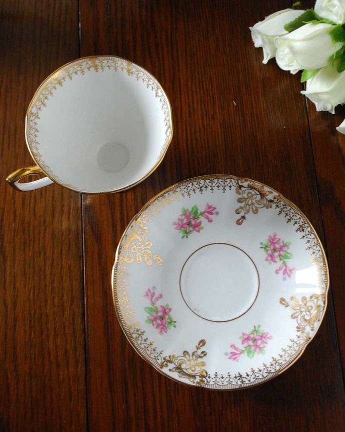 アンティーク 陶磁器の雑貨 アンティーク雑貨 ピンクのお花×ゴールドが華やか、アンティークカップ&ソーサー。上から見るとこんな感じです状態のいいものだけを選んでいますが、アンティークなのでキズや欠けがある場合があります。(m-2233-z)