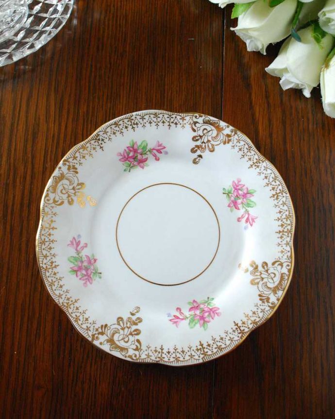 アンティーク 陶磁器の雑貨　アンティーク雑貨　ゴールドのレース模様が美しいアンティークプレート。上から見るとこんな感じです使用上問題のないものだけを選んできましたが、アンティークなので小さなキズや欠けがある場合があります。(m-2234-z)