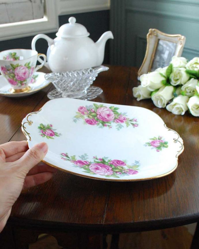 大きなピンクの薔薇が咲き誇るアンティークのB＆Bプレート(m-2239-z