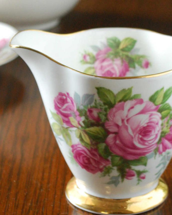 アンティーク 陶磁器の雑貨　アンティーク雑貨　大きなピンクの薔薇が咲き誇るアンティークのミルクポット。お茶の時間に欠かせないミルクピッチャー紅茶を愛する英国のお茶の時間に欠かせないミルクティーのために作られた陶磁器のミルクピッチャー。(m-2240-z)