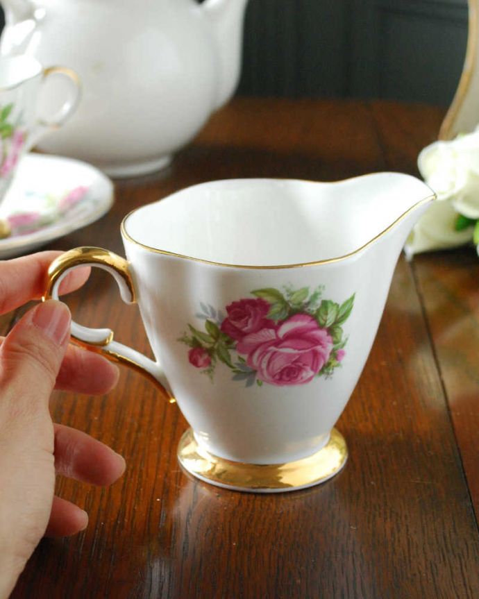 アンティーク 陶磁器の雑貨　アンティーク雑貨　大きなピンクの薔薇が咲き誇るアンティークのミルクポット。自分だけの使い方で使ってみましょうたっぷりミルクが注げるように、英国のミルクピッチャーのサイズは他の国のものと比べて大きめに作られていて実用的。(m-2240-z)