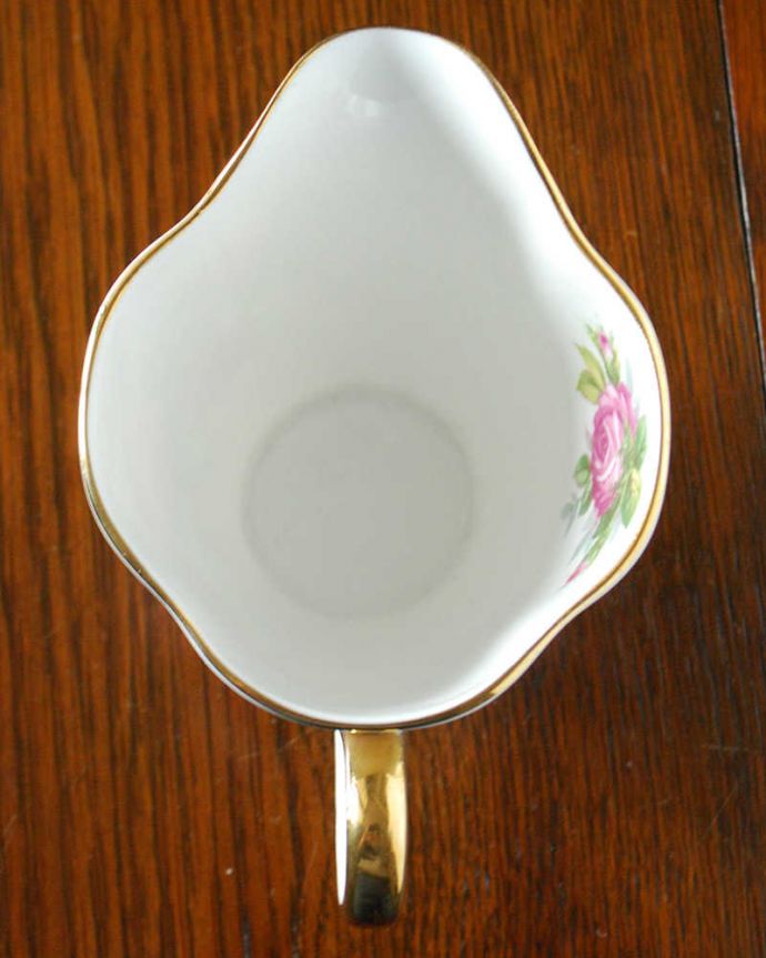 アンティーク 陶磁器の雑貨　アンティーク雑貨　大きなピンクの薔薇が咲き誇るアンティークのミルクポット。上から見るとこんな感じです状態のいいものだけを選んでいますが、アンティークなのでキズや欠けがある場合があります。(m-2240-z)