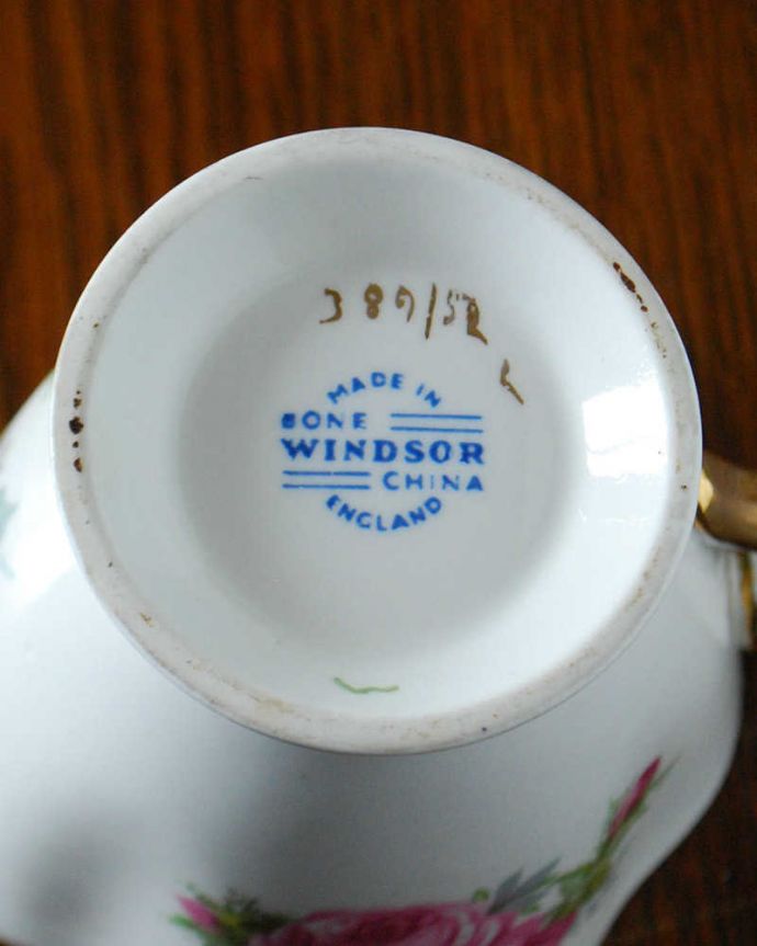 アンティーク 陶磁器の雑貨　アンティーク雑貨　大きなピンクの薔薇が咲き誇るアンティークのミルクポット。裏側には品質の証製造メーカー保証の意味がこもった窯印、ポーセリンマークがあります。(m-2240-z)