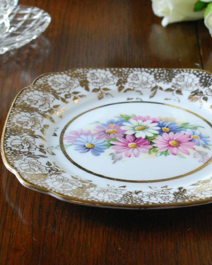 アンティーク 陶磁器の雑貨　アンティーク雑貨　色鮮やかなお花が咲いた美しいアンティークプレート。一番使いやすいサイズのパンプレート食事の時、パンを乗せるために使われるプレートは、一番使いやすく実用的な大きさ。(m-2241-z)