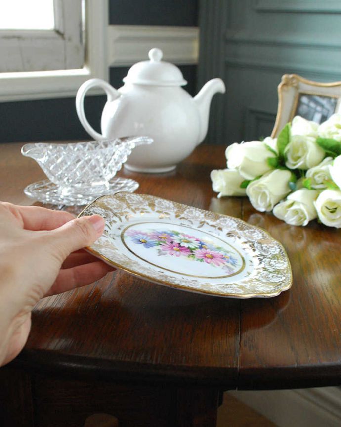 アンティーク 陶磁器の雑貨　アンティーク雑貨　色鮮やかなお花が咲いた美しいアンティークプレート。飾って使って楽しむアンティーク何個でも集めたくなっちゃう美しい柄のプレート。(m-2241-z)