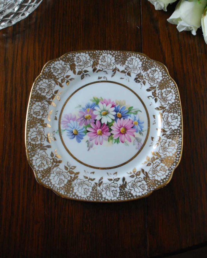 アンティーク 陶磁器の雑貨　アンティーク雑貨　色鮮やかなお花が咲いた美しいアンティークプレート。上から見るとこんな感じです状態のいいものだけを選んでいますが、アンティークなのでキズや欠けがある場合があります。(m-2241-z)