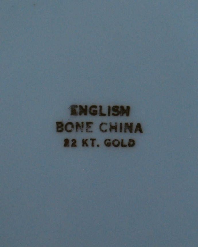 アンティーク 陶磁器の雑貨　アンティーク雑貨　色鮮やかなお花が咲いた美しいアンティークプレート。裏側には品質の証製造メーカー保証の意味がこもった窯印、ポーセリンマークがあります。(m-2241-z)