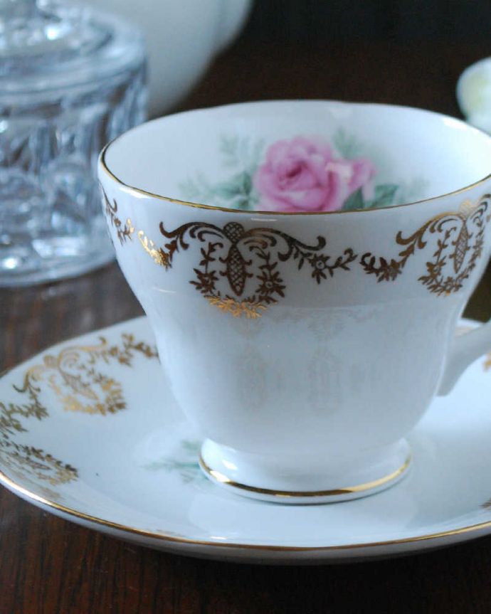 アンティーク 陶磁器の雑貨　アンティーク雑貨　ダッチェス（DUCHESS）の薔薇が美しいのカップ＆ソーサー（ボーンチャイナ）。飾って使って楽しむ小さなアンティークアンティークでしか手に入れることが出来ない美しい模様のカップ＆ソーサー。(m-2242-z)
