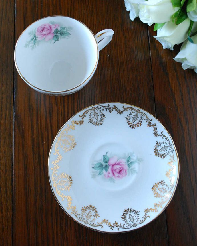 アンティーク 陶磁器の雑貨　アンティーク雑貨　ダッチェス（DUCHESS）の薔薇が美しいのカップ＆ソーサー（ボーンチャイナ）。上から見るとこんな感じです状態のいいものだけを選んでいますが、アンティークなのでキズや欠けがある場合があります。(m-2242-z)