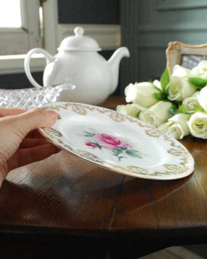 アンティーク 陶磁器の雑貨　アンティーク雑貨　ダッチェス（DUCHESS）の薔薇が美しいアンティークプレート（ボーンチャイナ）。飾って使って楽しむアンティーク美しい柄のプレートは、飾っても使っても楽しめます。(m-2243-z)