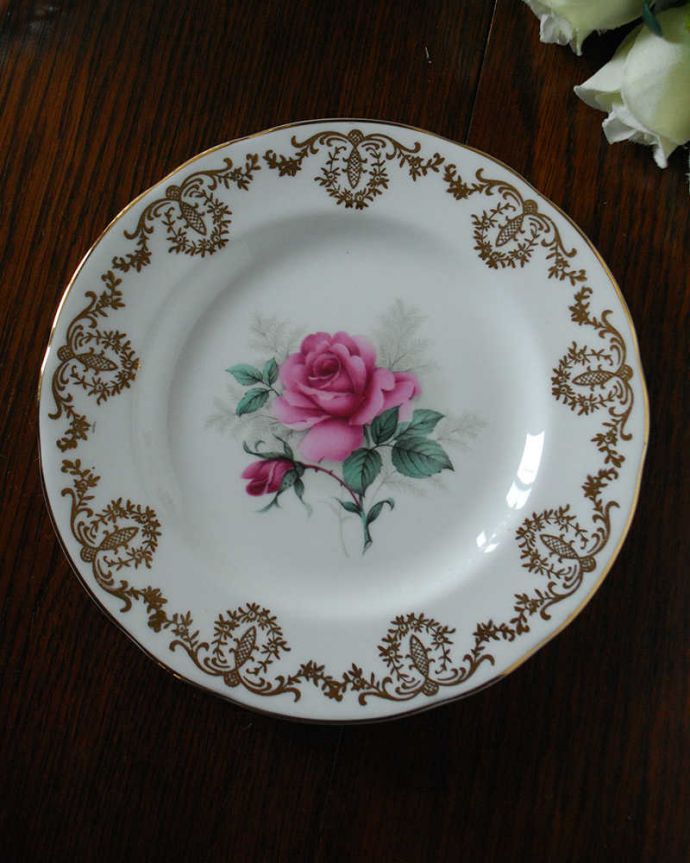 アンティーク 陶磁器の雑貨　アンティーク雑貨　ダッチェス（DUCHESS）の薔薇が美しいアンティークプレート（ボーンチャイナ）。上から見るとこんな感じです使用上問題のないものだけを選んできましたが、アンティークなので小さなキズや欠けがある場合があります。(m-2243-z)