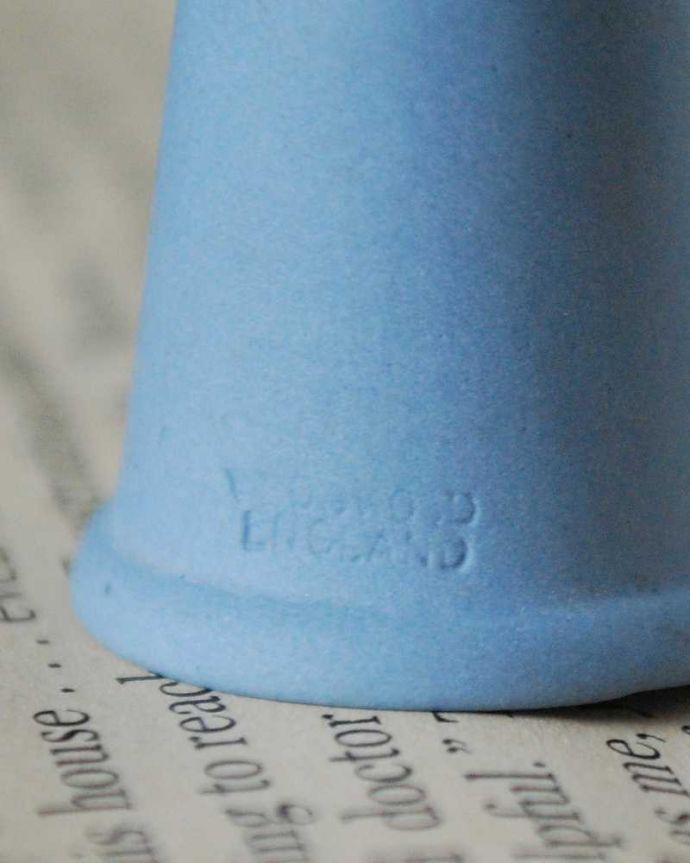 アンティーク 陶磁器の雑貨　アンティーク雑貨　スワン柄が美しいWedgwoodジャスパーウェアのアンティークシンブル。キレイなものだけを買い付けていますアンティークは新品ではなので多少のキズ・汚れがある場合がありますが、キレイなもを買い付けてきました。(m-2247-z)