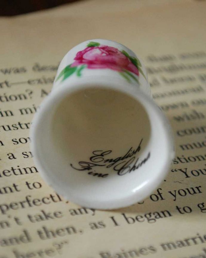 アンティーク 陶磁器の雑貨　アンティーク雑貨　ピンクの薔薇がエレガント、アンティークシンブル。キレイなものだけを買い付けていますアンティークは新品ではなので多少のキズ・汚れがある場合がありますが、キレイなものしか買い付けていませんのでご安心下さい。(m-2250-z)