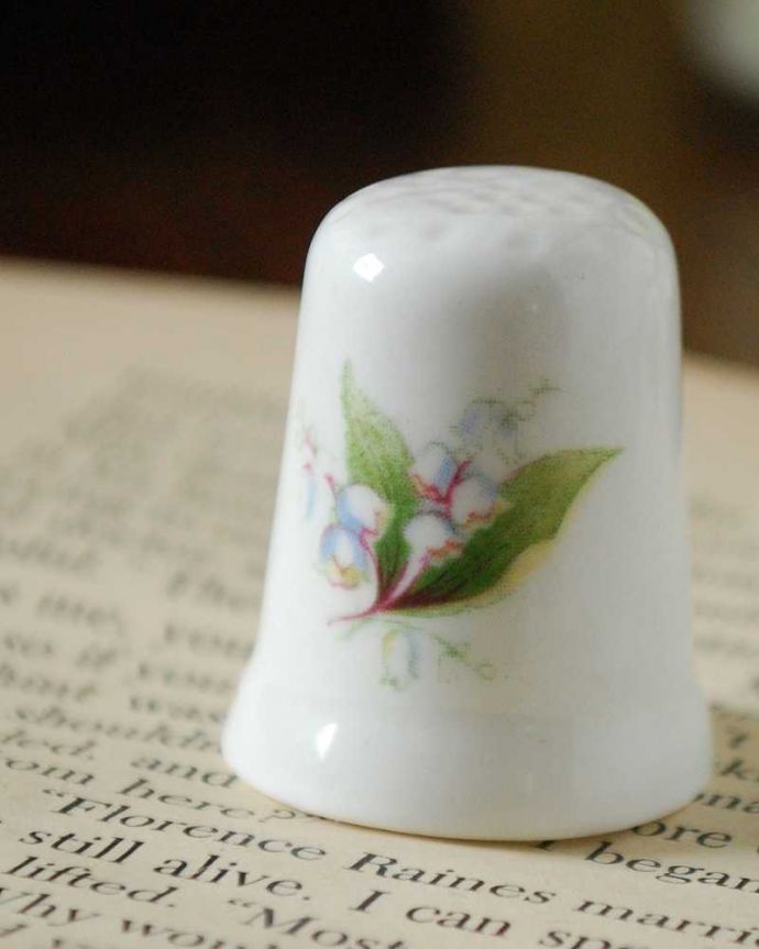 アンティーク 陶磁器の雑貨　アンティーク雑貨　イギリス輸入のアンティーク雑貨、 すずらん×ピンク薔薇の可愛いシンブル。幸運を呼ぶ女性のためのコレクションアイテムシンブルとは、上流階級の女性がたしなみとして行ったお裁縫の時に使った指ぬきのこと。(m-2252-z)