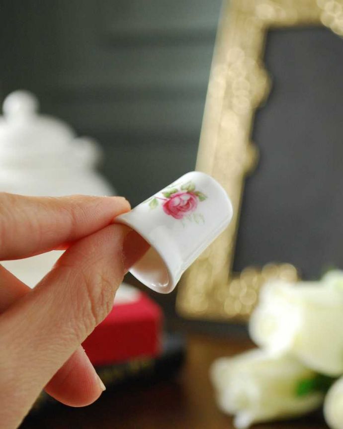 アンティーク 陶磁器の雑貨　アンティーク雑貨　イギリス輸入のアンティーク雑貨、 すずらん×ピンク薔薇の可愛いシンブル。コレクションしたくなる可愛らしさ指の帽子（finger hat)とも呼ばれるコロンとした形。(m-2252-z)