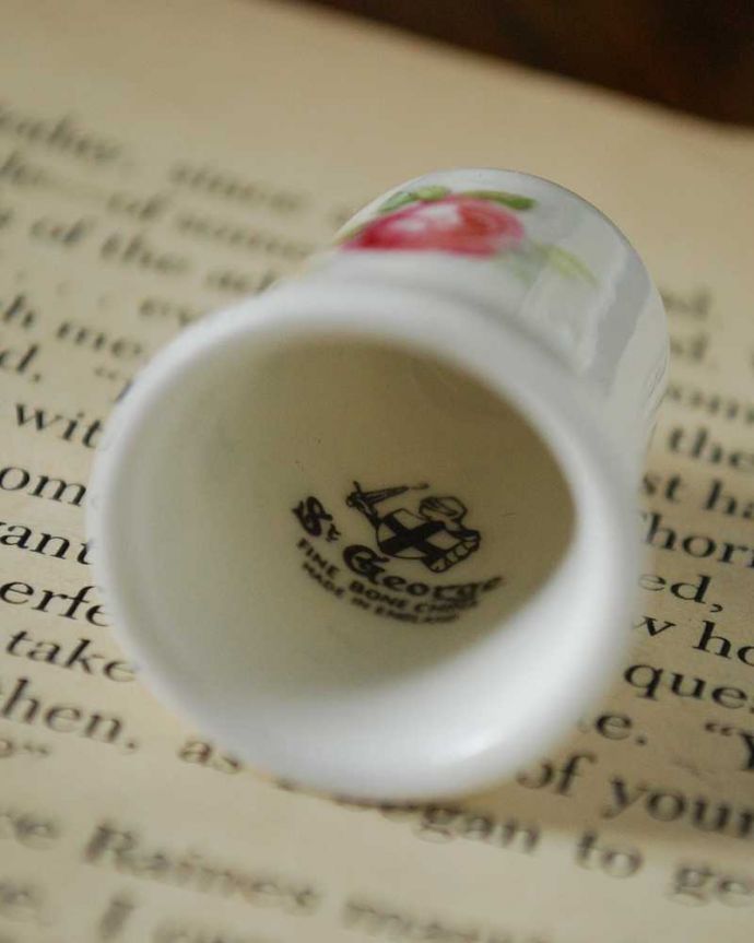 アンティーク 陶磁器の雑貨　アンティーク雑貨　イギリス輸入のアンティーク雑貨、 すずらん×ピンク薔薇の可愛いシンブル。キレイなものだけを買い付けていますアンティークは新品ではなので多少のキズ・汚れがある場合がありますが、キレイなもを買い付けてきました。(m-2252-z)