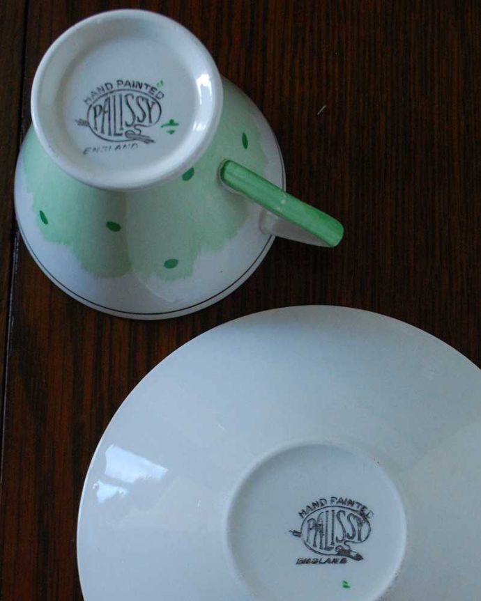 アンティーク 陶磁器の雑貨 アンティーク雑貨 イギリス輸入のPALISSY( パリッシー)アンティークカップ&ソーサー。裏側には品質の証製造メーカー保証の意味がこもった窯印、ポーセリンマークがあります。(m-2254-z)