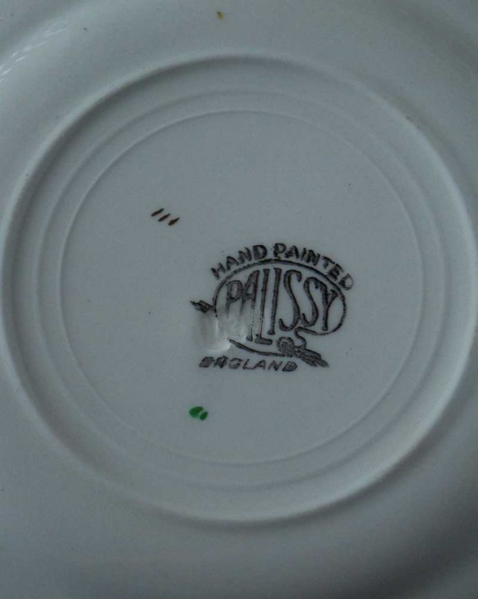 アンティーク 陶磁器の雑貨　アンティーク雑貨　イギリス輸入のPALISSY（ パリッシー）アンティークプレート。裏側には品質の証製造メーカー保証の意味がこもった窯印、ポーセリンマークがあります。(m-2255-z)