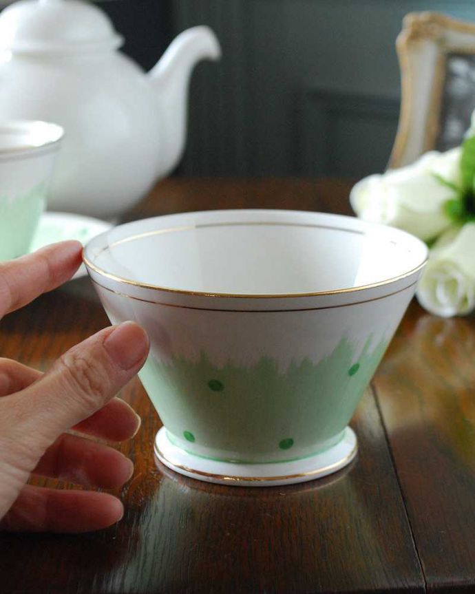 シュガーボウル アンティーク雑貨 イギリス輸入のPALISSY( パリッシー)アンティークシュガーボウル。自分流の使い方で楽しんでくださいアンティークなのでキズや汚れはありますが、使えるものだけを選んできました。(m-2256-z)