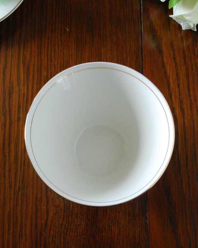 シュガーボウル アンティーク雑貨 イギリス輸入のPALISSY( パリッシー)アンティークシュガーボウル。上からのぞいてみると・・・アンティークのため、多少の欠け・傷がある場合がありますが、使用上問題がないものだけを選んできたので、ご了承下さい。(m-2256-z)