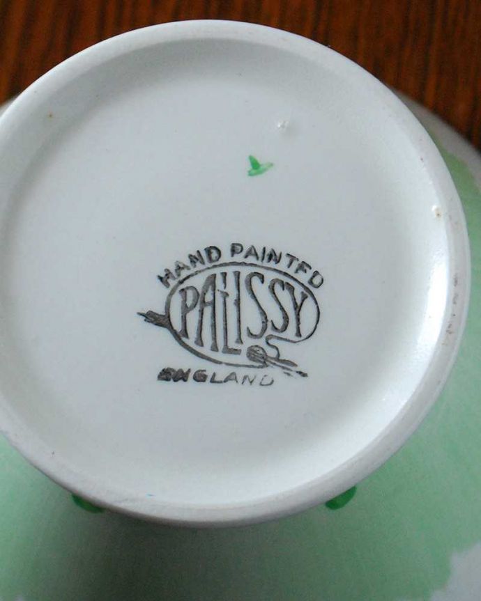シュガーボウル アンティーク雑貨 イギリス輸入のPALISSY( パリッシー)アンティークシュガーボウル。裏側のポーセリンマーク製造メーカー保証の意味がこもった窯印、ポーセリンマークがあります。(m-2256-z)