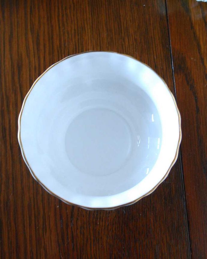 テーブルウェア(食器) アンティーク雑貨 大人色のアンティークの美しさにうっとり、ロイヤルアルバート社あざみ柄シュガーポット。上からのぞいてみると・・・アンティークのため、多少の欠け・傷がある場合がありますが、使用上問題がないものだけを選んできたので、ご了承下さい。(m-2257-z)