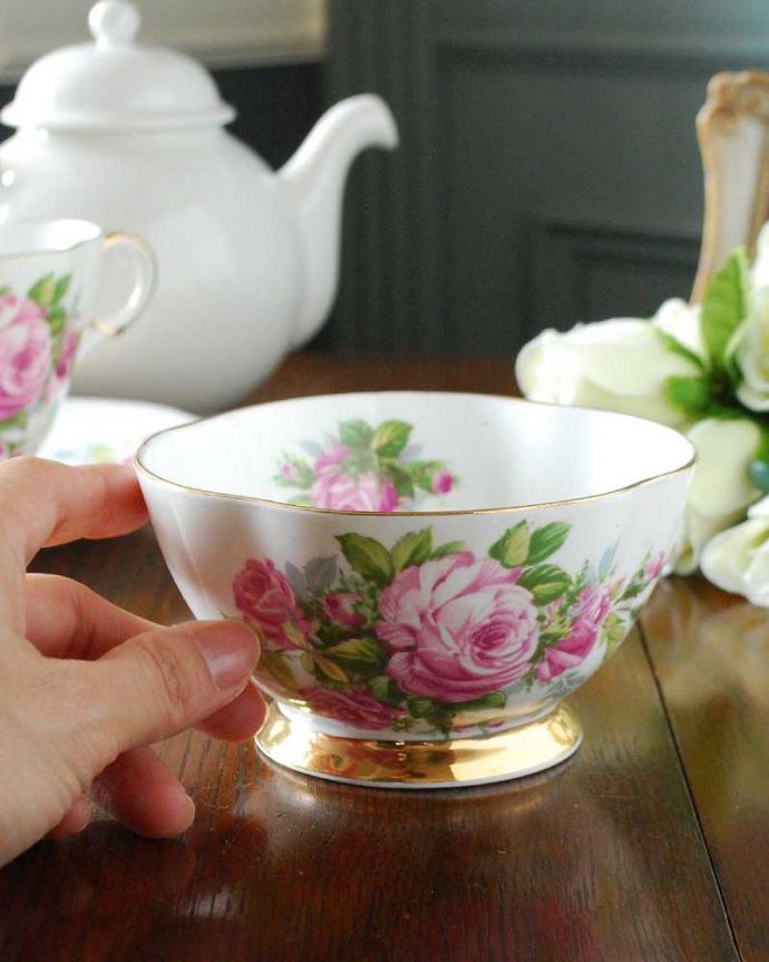 テーブルウェア(食器) アンティーク雑貨 大きなピンクの薔薇が咲き誇るアンティークのシュガーポット。自分流の使い方で楽しんでくださいアンティークなのでキズや汚れはありますが、使えるものだけを選んできました。(m-2259-z)