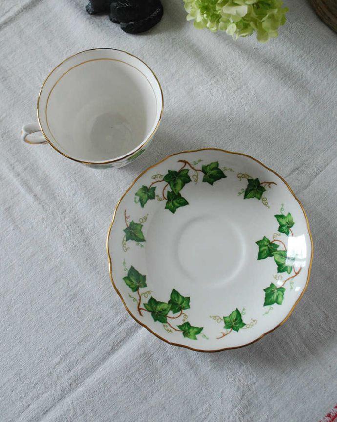 アンティーク 陶磁器の雑貨　アンティーク雑貨　英国で見つけたアンティーク、Colclough （コルクラフ）のカップ＆ソーサー。上から見るとこんな感じです状態のいいものだけを選んでいますが、アンティークなのでキズや欠けがある場合があります。(m-2277-z)