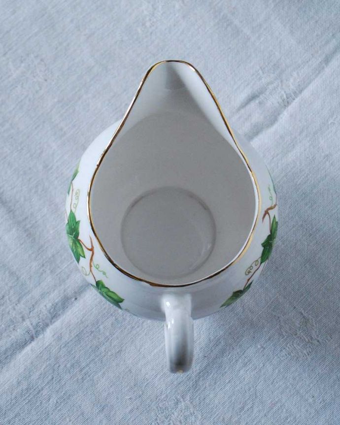 アンティーク 陶磁器の雑貨 アンティーク雑貨 英国で見つけたアンティーク、Colclough (コルクラフ)のミルクポット。上から見るとこんな感じです状態のいいものだけを選んでいますが、アンティークなのでキズや欠けがある場合があります。(m-2280-z)
