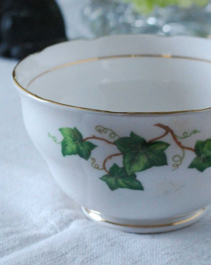 アンティーク 陶磁器の雑貨 アンティーク雑貨 英国で見つけたアンティーク、Colclough (コルクラフ)のシュガーボウル。お茶の時間を華やかにしてくれるアンティークティータイムを楽しむための茶道具の一つシュガーボウル。(m-2281-z)