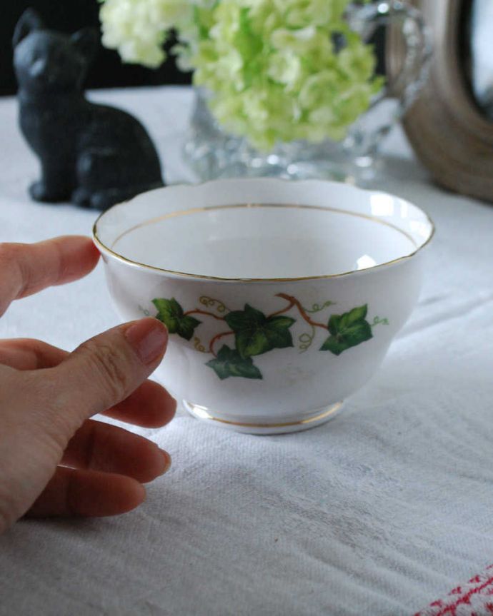 アンティーク 陶磁器の雑貨 アンティーク雑貨 英国で見つけたアンティーク、Colclough (コルクラフ)のシュガーボウル。自分流の使い方で楽しんでくださいアンティークなのでキズや汚れはありますが、使えるものだけを選んできました。(m-2281-z)