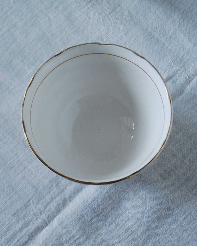 アンティーク 陶磁器の雑貨 アンティーク雑貨 英国で見つけたアンティーク、Colclough (コルクラフ)のシュガーボウル。上からのぞいてみると・・・アンティークのため、多少の欠け・傷がある場合がありますが、使用上問題がないものだけを選んできたので、ご了承下さい。(m-2281-z)