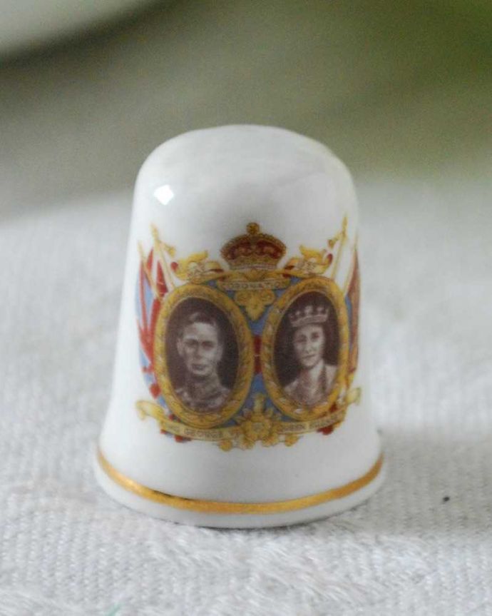 アンティーク 陶磁器の雑貨 アンティーク雑貨 歴史を感じるコレクションアイテム、アンティークシンブル。幸運を呼ぶ女性のためのコレクションアイテムシンブルとは、上流階級の女性がたしなみとして行ったお裁縫の時に使った指ぬきのこと。(m-2291-z)